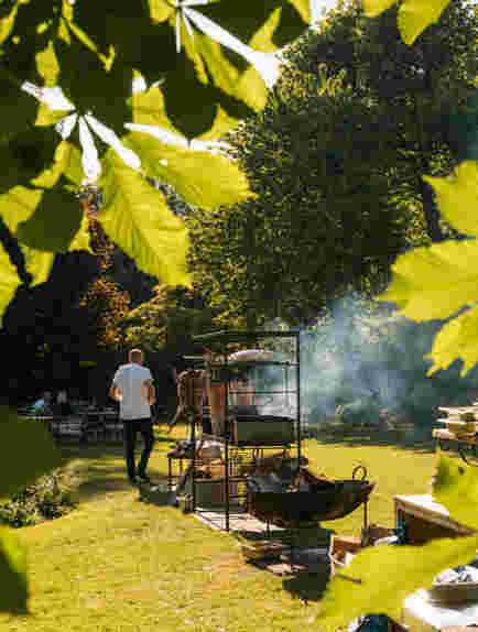 Feast Over Fire At The Farmhouse At Redcoats 29