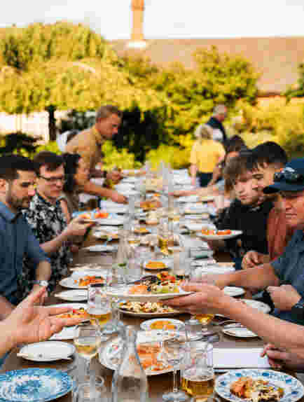Feast Over Fire At The Farmhouse At Redcoats 137